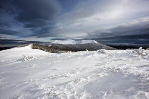 Zima w Bieszczadach - widok z przełęczy Orłowicza w kierunku Osadzkiego Wierchu